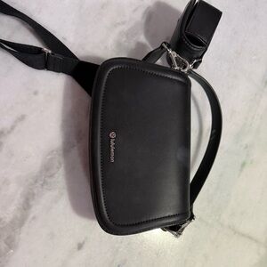 Lululemon Leather Alternative Mini Bag 1.2L
Black/silver w AirPod case